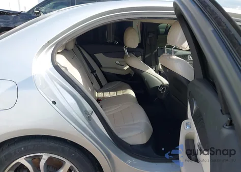 2017 Mercedes-Benz C 300 z USA, uszkodzony, nr VIN 55SWF4JB2HU221241